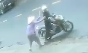 Cướp 450 tờ vé số của người chống gậy bán rong